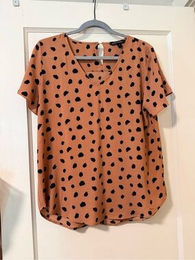 Chelsea & Violet Tan Rust Polka Dot V-Neck Short Sleeve Blouse